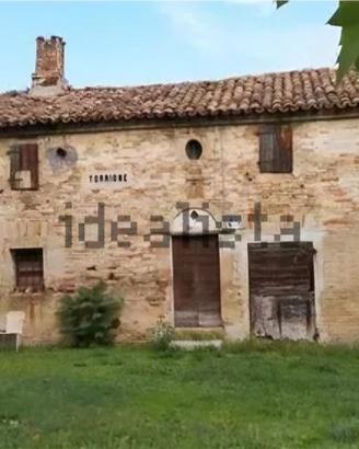 Rudere storico con ampio terreno