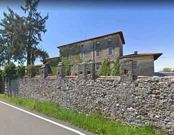 Palazzo / Stabile di 680 m² con più di 5 locali a 