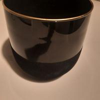 Elegante vaso nero lucido e opaco con bordo oro -