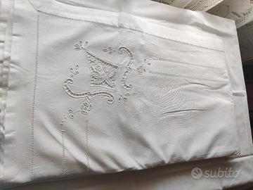 lenzuolo matrimoniale vintage  ricamato a mano 