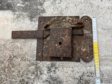 Serratura antica lavorata a mano