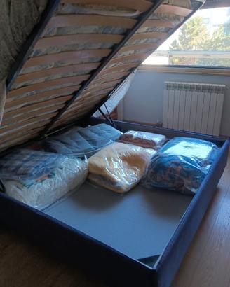 Camera da letto con letto contenitore