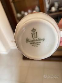 Servizio di piatti e di caffè.