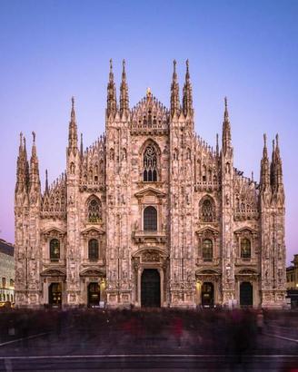 Palazzo / Stabile di 7500 m² con più di 5 locali a