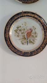 piatti di porcellana con decorazioni in oro