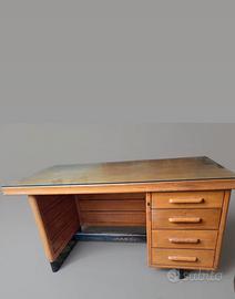 Scrivania vintage in legno con piano in vetro