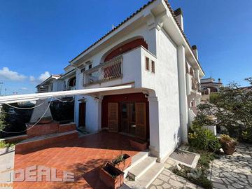 Villa di 130 m² con più di 5 locali a Ardea