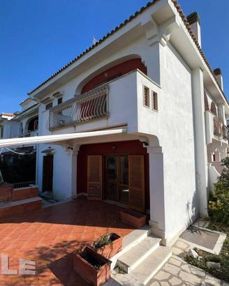 Villa di 130 m² con più di 5 locali a Ardea
