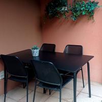 Tavolo da giardino con 4 sedie.