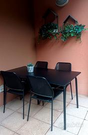 Tavolo da giardino con 4 sedie.