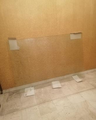 vetro grande da tavolo e mobili vari.