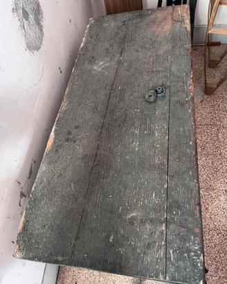 Vecchia cassapanca in legno