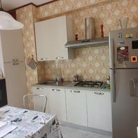 Cucina con tavolo e 4 sedie
