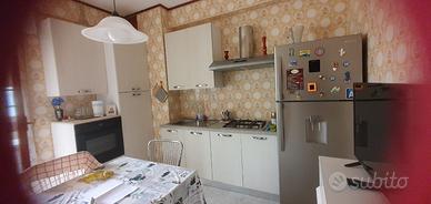 Cucina con tavolo e 4 sedie