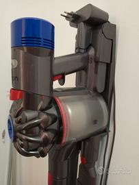 Dyson  v8