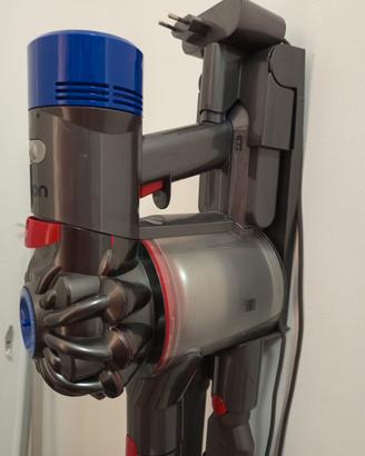 Dyson  v8