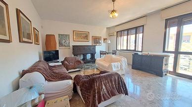 Appartamento di 150 m² con 5 locali e box auto a V