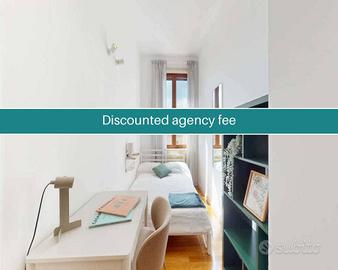 Stanza in appartamento di 140 m² a Milano