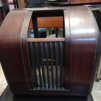 Mobile di un antica radio