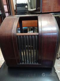 Mobile di un antica radio