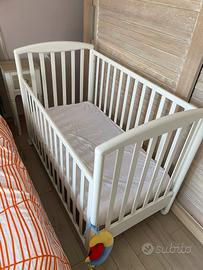 Lettino per bambino con sponda regolabile in legno