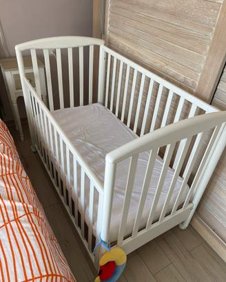 Lettino per bambino con sponda regolabile in legno