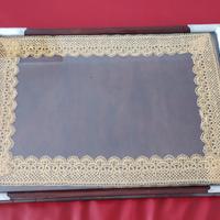 Vassoio in noce con inserti e manici in argento