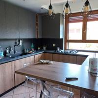 Cucina completa di elettrodomestici e penisola