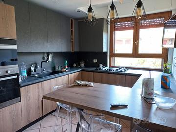 Cucina completa di elettrodomestici e penisola