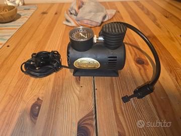 pompa per gonfiaggio gomme ben tenuta. funzionante