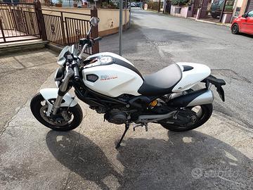 Moto Ducati Monster 696