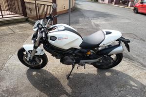 Moto Ducati Monster 696