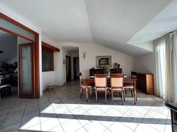 Attico con terrazzino e box auto