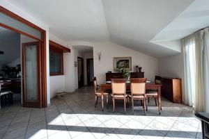 Attico con terrazzino e box auto