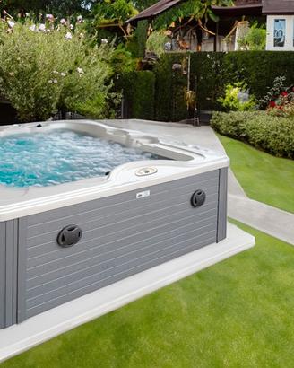 Piscina idromassaggio esterna