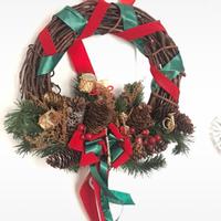 Ghirlanda natalizia con nastri e pigne