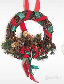 Ghirlanda natalizia con nastri e pigne