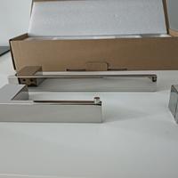 Porta asciugamani, carta igienica e accappatoio 