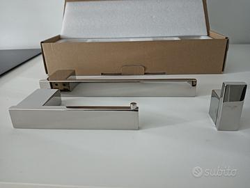 Porta asciugamani, carta igienica e accappatoio 