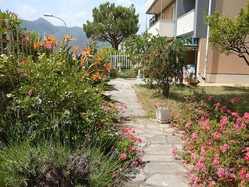 Bilocale con giardino