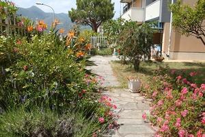 Bilocale con giardino