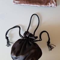 Pochette a mano a secchiello raso nero Galitzine