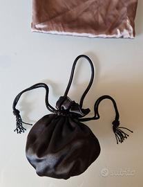 Pochette a mano a secchiello raso nero Galitzine