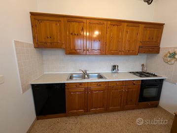 Cucina lineare completa con elettrodomestici