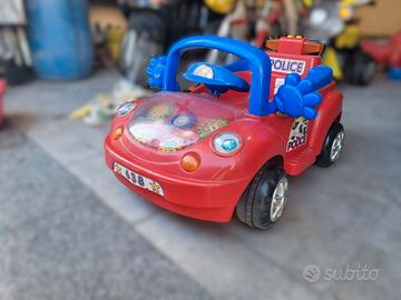 Macchinina elettrica con telecomando, luci e suoni