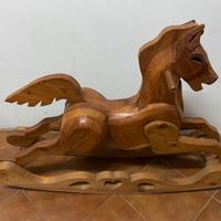 Cavallo a dondolo in legno scolpito a mano