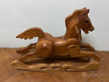 Cavallo a dondolo in legno scolpito a mano