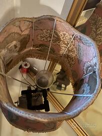 Vecchia lampada in legno