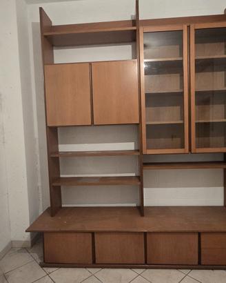 Libreria in legno molto capiente