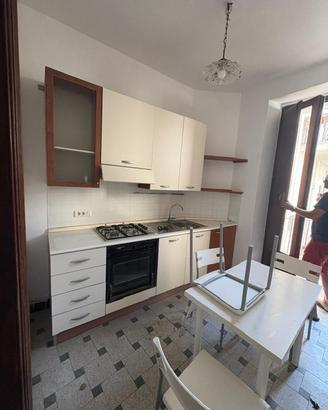 Cucina con pensili